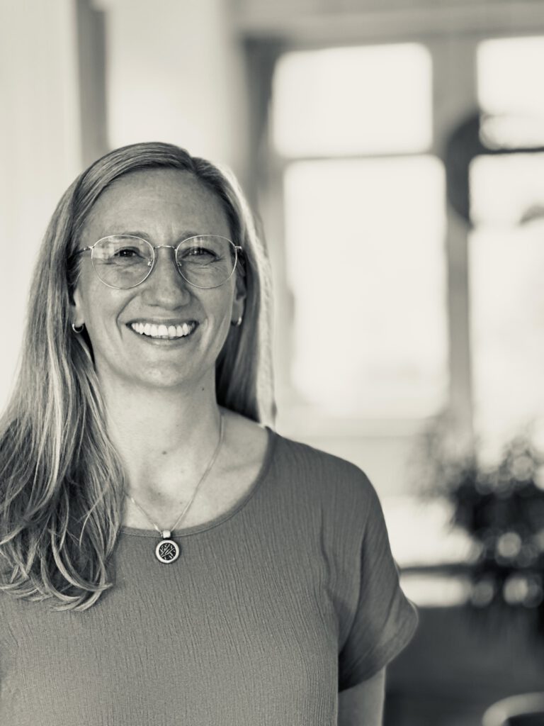 Foto von Nicole Keil, sie blickt lächelnd in die Kamera